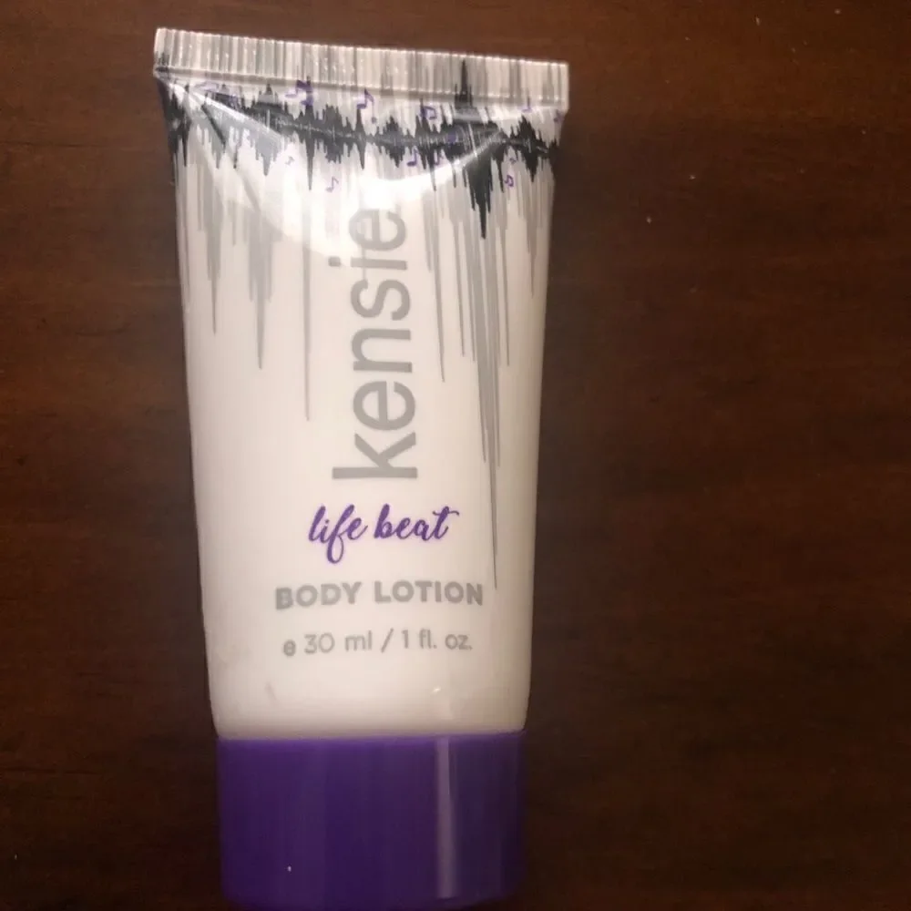 Bundle Kensie Life Beat Body Lotion 30ml Ipsy bag